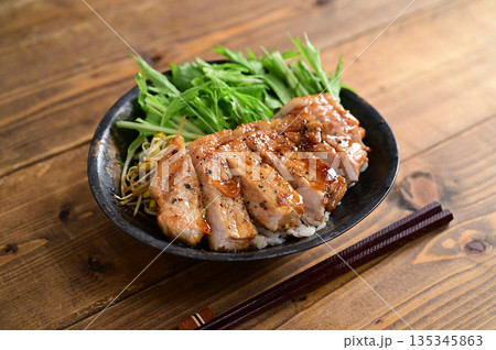トンテキ丼 135345863