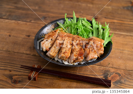 トンテキ丼 135345864