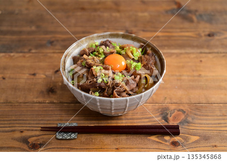 牛丼生卵のせ 135345868