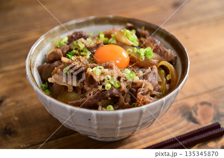 牛丼生卵のせ 牛丼生卵のせ 135345870