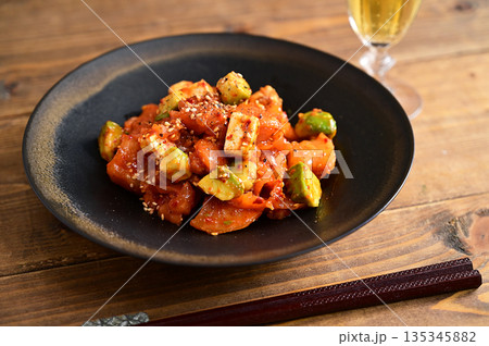 スモークサーモンとアボカド、クリームチーズとキムチの和え物 スモークサーモンとアボカド、クリームチーズとキムチの和え物 135345882
