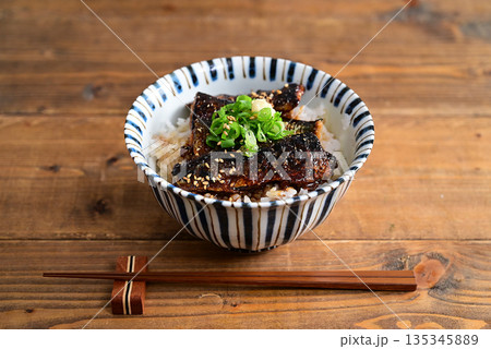秋刀魚のかば焼き丼 135345889