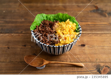 そぼろ肉と炒り卵の二色丼 そぼろ肉と炒り卵の二色丼 135345895