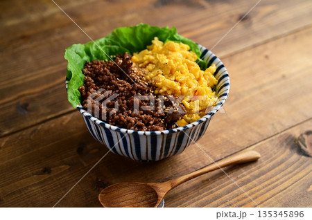 そぼろ肉と炒り卵の二色丼 そぼろ肉と炒り卵の二色丼 135345896