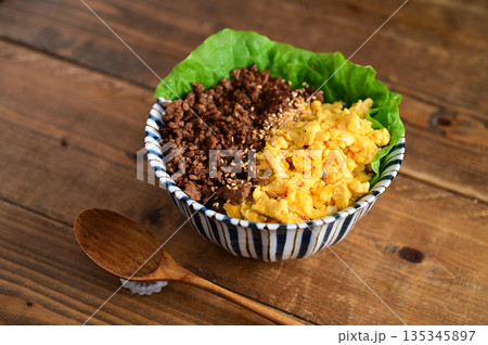 そぼろ肉と炒り卵の二色丼 135345897