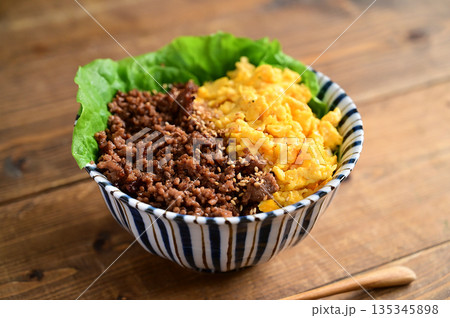 そぼろ肉と炒り卵の二色丼 135345898