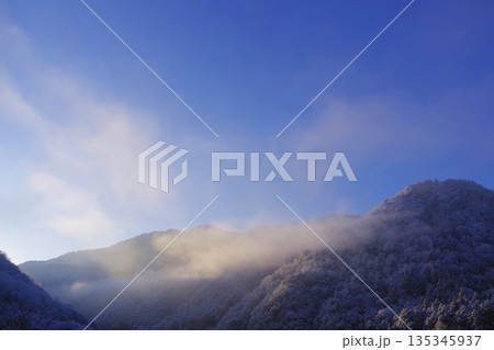 寒い朝の山 寒い朝の山 135345937