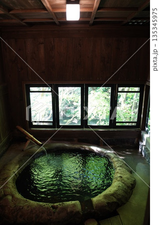 野趣 内風呂 露天 和式 インバウンド 野趣 内風呂 露天 和式 インバウンド 135345975