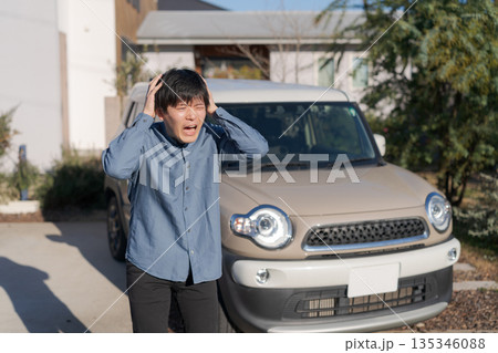 車が故障した男性 135346088