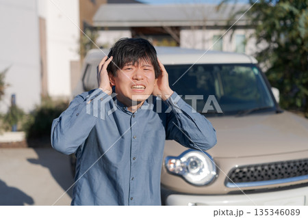 車が故障した男性 135346089