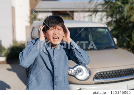 車が故障した男性 135346090