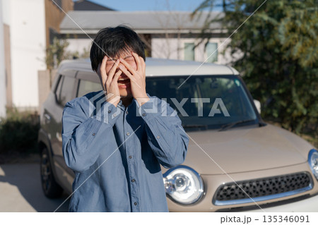 車が故障した男性 車が故障した男性 135346091