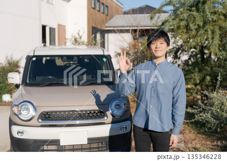 車の前に立つ笑顔の男性 車の前に立つ笑顔の男性 135346228