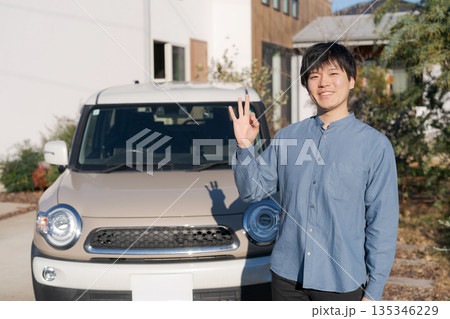車の前に立つ笑顔の男性 135346229