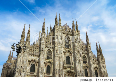 青空に映えるミラノ大聖堂 青空に映えるミラノ大聖堂 135346244