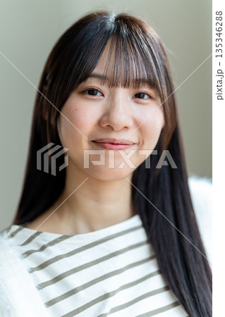 明るい笑顔でこちらを見つめる女性の顔アップ 明るい笑顔でこちらを見つめる女性の顔アップ 135346288