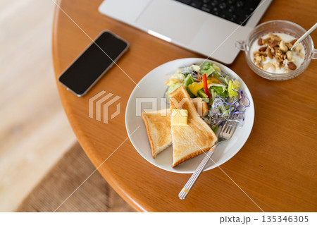 在宅勤務やテレワークをイメージした朝食風景の俯瞰 在宅勤務やテレワークをイメージした朝食風景の俯瞰 135346305