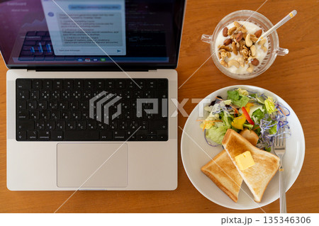 在宅勤務やテレワークをイメージした朝食風景の俯瞰 135346306