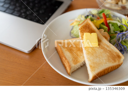 在宅勤務やテレワークをイメージした朝食風景の俯瞰 在宅勤務やテレワークをイメージした朝食風景の俯瞰 135346309