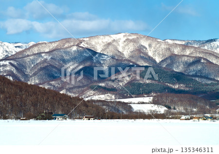 里山の雪景色 北海道黒松内町 135346311