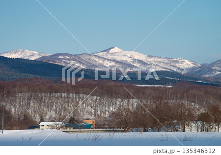 里山の雪景色 北海道黒松内町 135346312