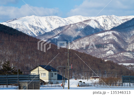 民家と防雪柵と里山の雪景色 135346313