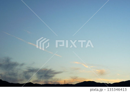 静かに染まる夕暮れの飛行機雲 静かに染まる夕暮れの飛行機雲 135346413
