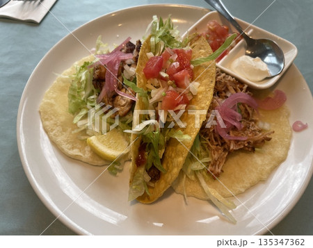 メキシコ料理タコスプレート トルティーヤと具材の盛り合わせ メキシコ料理タコスプレート トルティーヤと具材の盛り合わせ 135347362