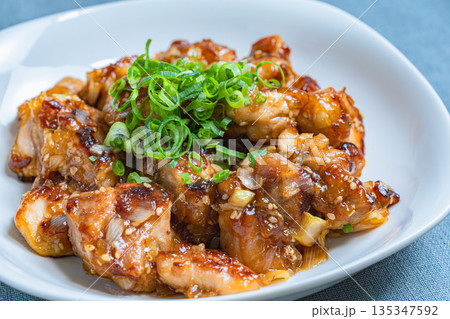 鶏もものネギポン酢炒め 135347592