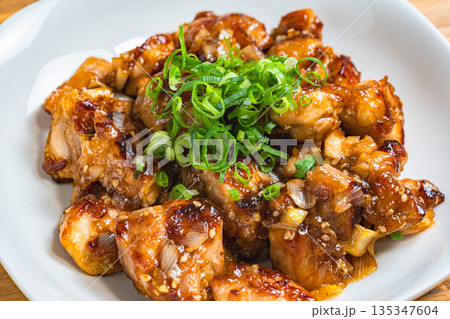 鶏もものネギポン酢炒め 135347604