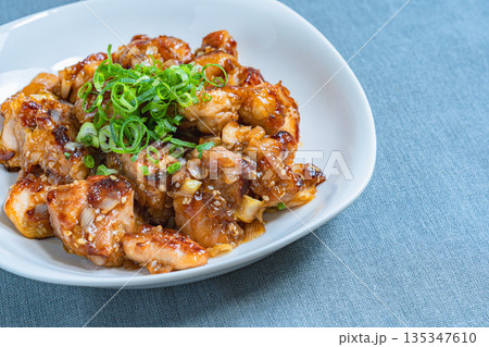 鶏もものネギポン酢炒め 135347610