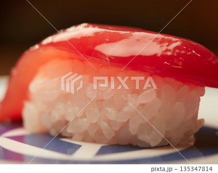店の美味しい特上漬けまぐろ寿司のアップ写真 店の美味しい特上漬けまぐろ寿司のアップ写真 135347814