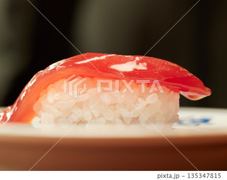 店の美味しい特上漬けまぐろ寿司のアップ写真 店の美味しい特上漬けまぐろ寿司のアップ写真 135347815