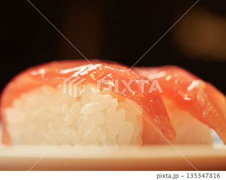 店の美味しい熟成漬けまぐろ寿司のアップ写真	 135347816