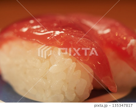 店の美味しい熟成漬けまぐろ寿司のアップ写真	 135347817