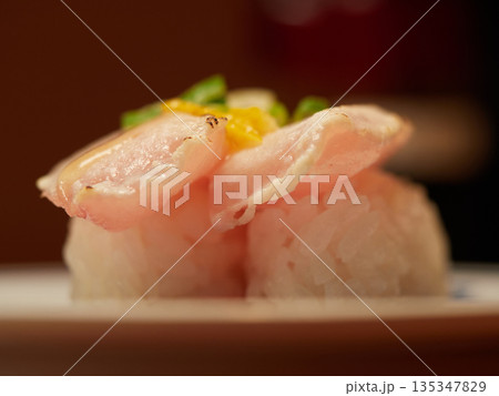 店の美味しいあぶりびんちょう大とろゆず塩寿司のアップ写真	 135347829