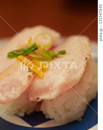 店の美味しいあぶりびんちょう大とろゆず塩寿司のアップ写真 店の美味しいあぶりびんちょう大とろゆず塩寿司のアップ写真 135347830