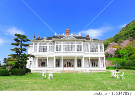 【鳥取県】晴天の仁風閣と満開の桜(宝隆院庭園) 【鳥取県】晴天の仁風閣と満開の桜(宝隆院庭園) 135347859
