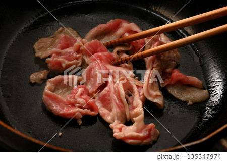 豚肉を炒めている様子 135347974