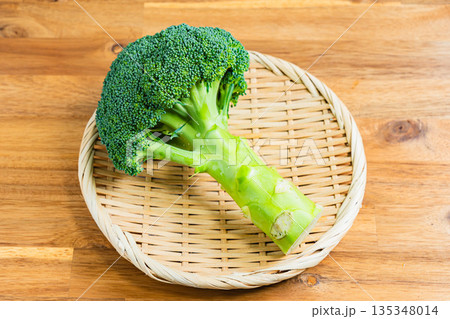 新鮮なブロッコリー 135348014