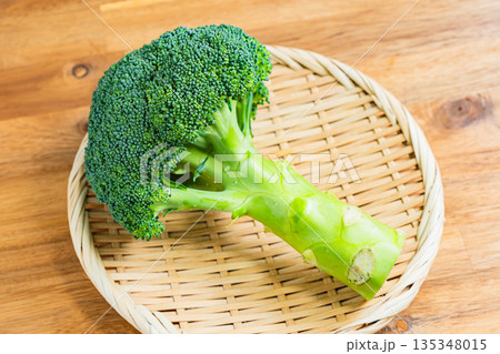 新鮮なブロッコリー 135348015