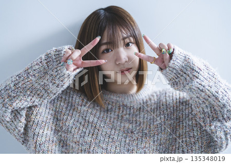 ピースサインをする女性 135348019
