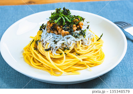 しらすと納豆の和風パスタ 大葉と刻み海苔を添えた一皿 135348579