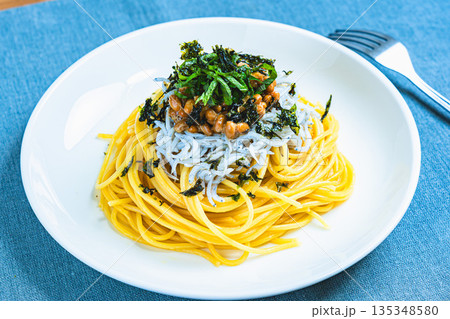 しらすと納豆の和風パスタ 大葉と刻み海苔を添えた一皿 135348580