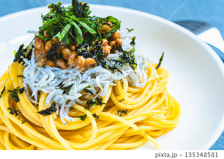しらすと納豆の和風パスタ 大葉と刻み海苔を添えた一皿 しらすと納豆の和風パスタ 大葉と刻み海苔を添えた一皿 135348581