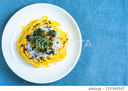 しらすと納豆の和風パスタ 大葉と刻み海苔を添えた一皿 しらすと納豆の和風パスタ 大葉と刻み海苔を添えた一皿 135348587