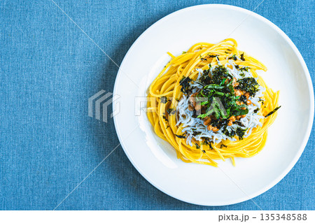 しらすと納豆の和風パスタ 大葉と刻み海苔を添えた一皿 しらすと納豆の和風パスタ 大葉と刻み海苔を添えた一皿 135348588
