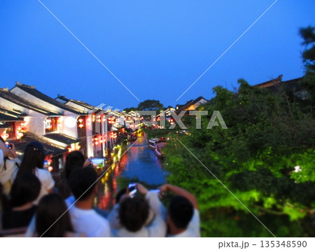 中国　蘇州　山塘街　夜景　ジオラマ風 135348590