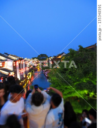 中国　蘇州　山塘街　夜景　ジオラマ風 135348591