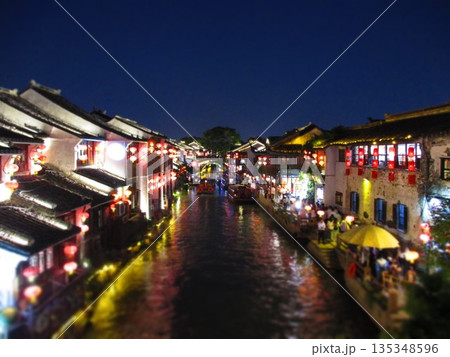 中国　蘇州　山塘街　夜景　ジオラマ風 135348596